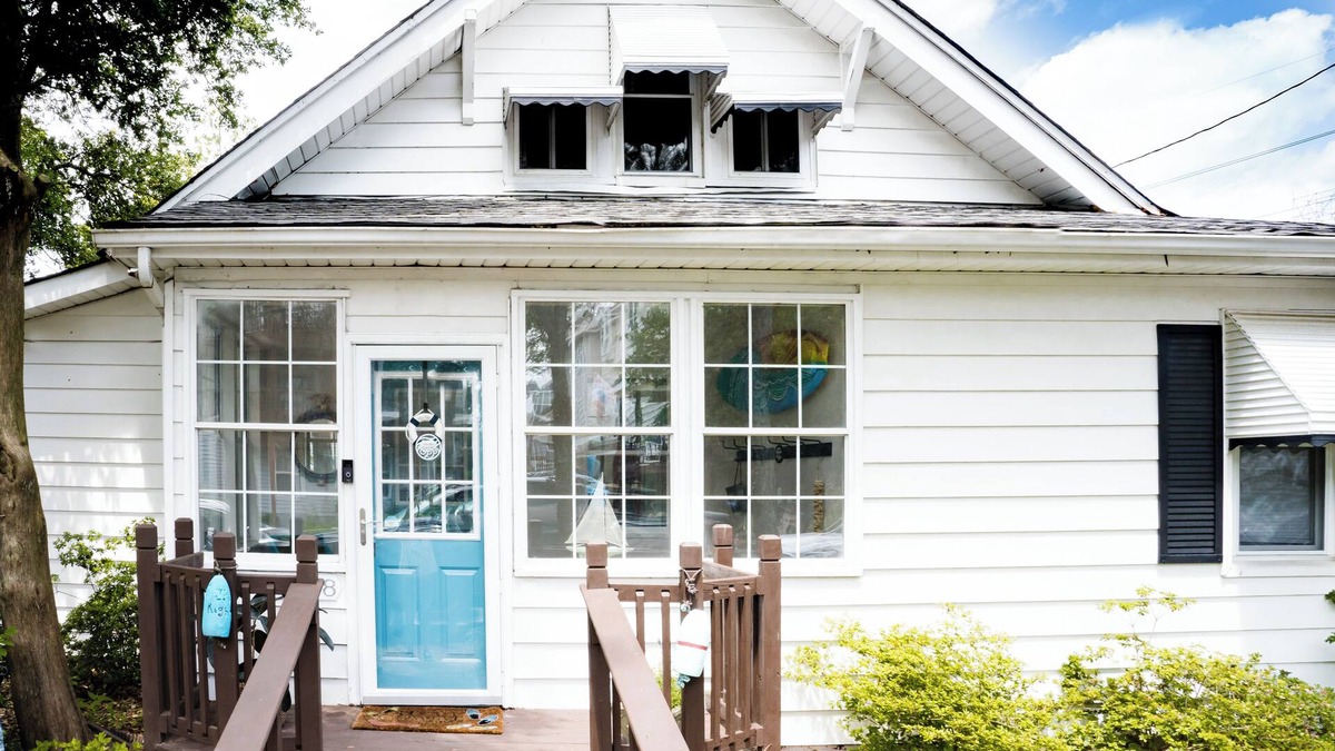 Northwest Cottage | Charming 3-bedroom vintage beach cottage 5 minutes from the Chesapeake Bay!