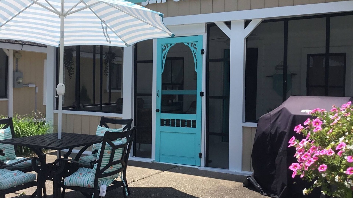 Crystal Beach Cottage | Charming 3 bedroom Sea Shell cottage Steps to the sandy beach