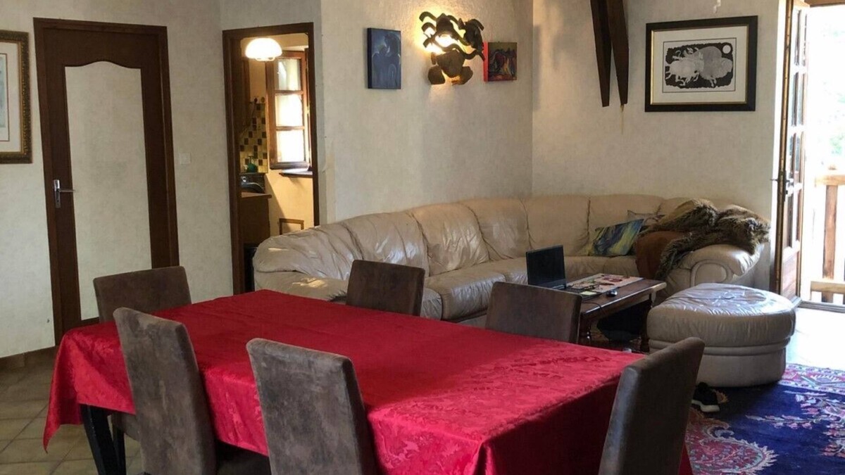 Saint-Setiers House | Charming 3-bedroom stone farm house in lovely Saint-Setiers with WiFi