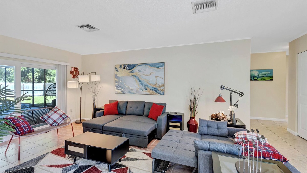 Springs at Kings Bay House | Charming 3-bedroom house with Heated pool/3 mins Sister Spring