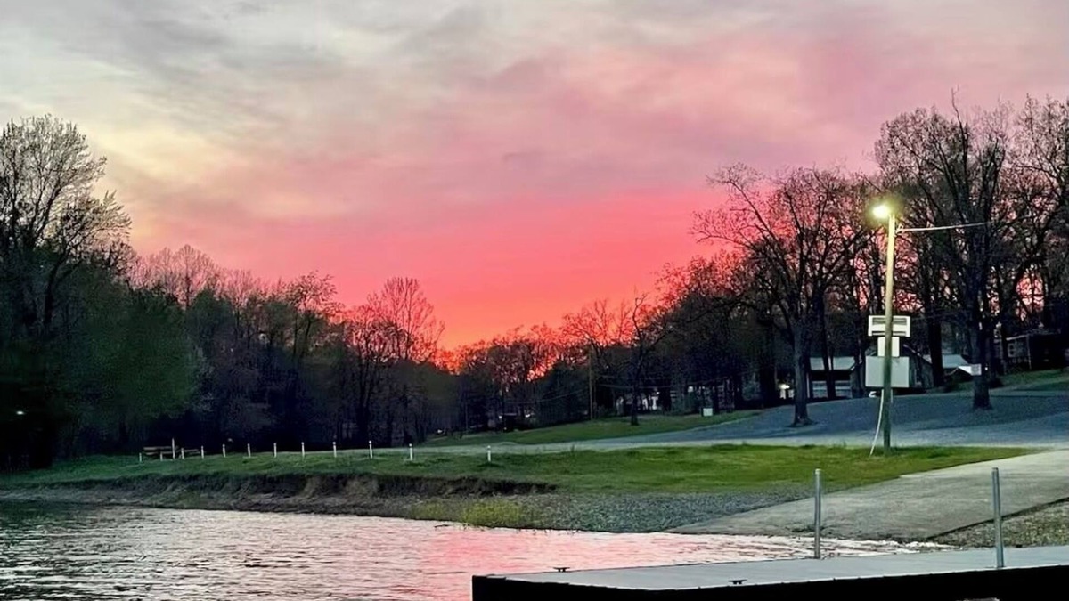 Gilbertsville House | Charming 3 bedroom lake front house in Gilbertsville with WiFi and AC
