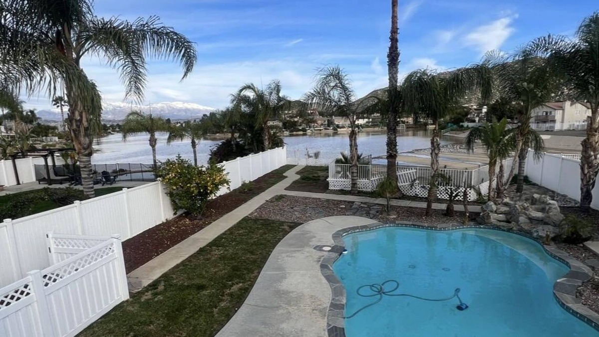 Moreno Valley House | Charming 3-bedroom house in Moreno Valley with huge pool ,spa and connected lake