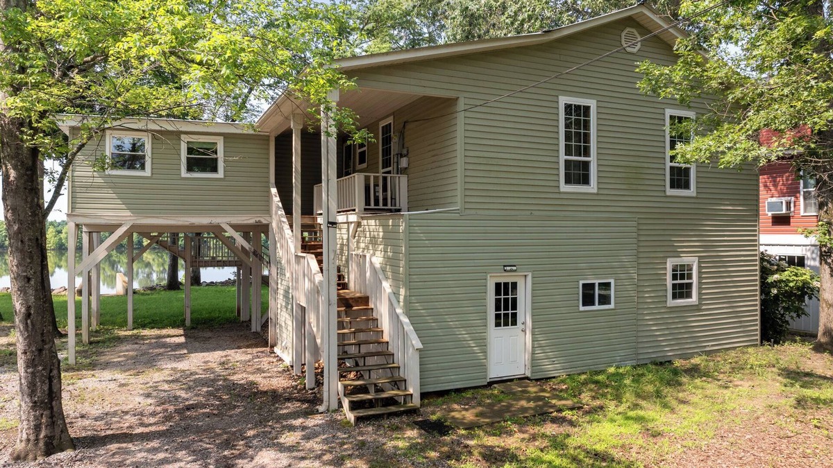 Morris Chapel Cabin | Charming 3-bedroom Tennessee River cabin with WiFi, AC & dock near Savannah, TN
