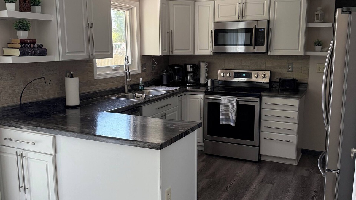 Baraboo House | Charming 3 Bedroom 2.5 bathroom finished basement, Huge yard and Charcoal grill