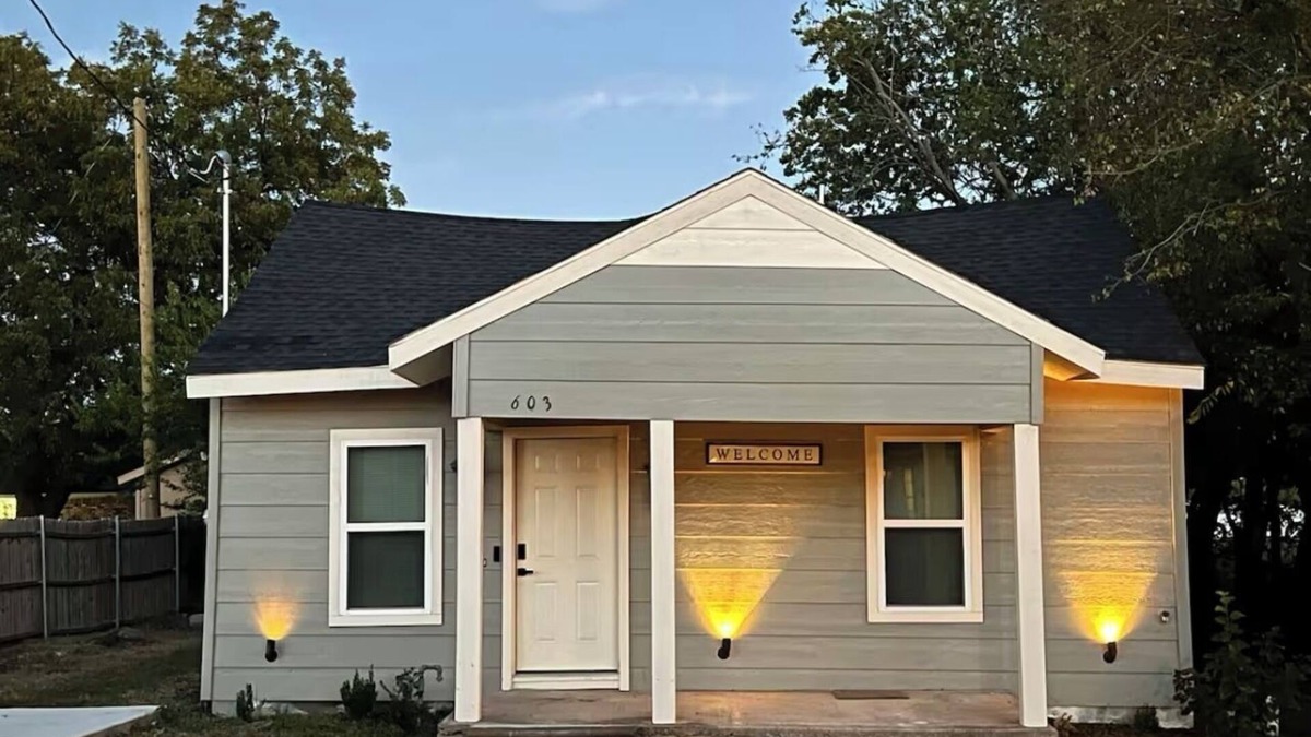 Terrell House | Charming 3-bedroom 2 bathroom house in Terrell with WiFi and AC