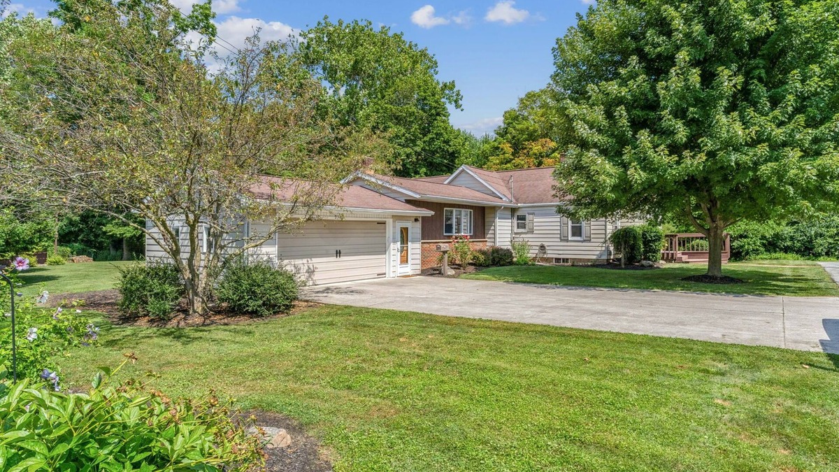 Tiffin House | Charming 3-bedroom/2 bath house in Tiffin with private and picturesque backdrop