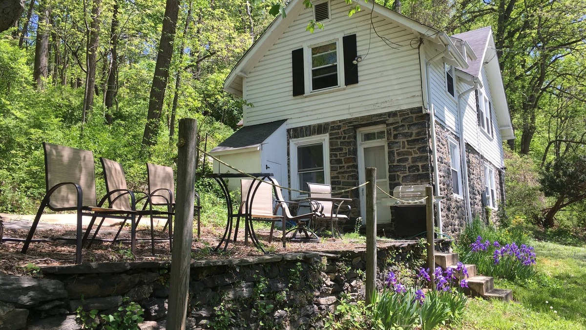 Radnor Cottage | Charming 3 Bedroom/2 Bathroom Carriage House, Kids & Pet Friendly