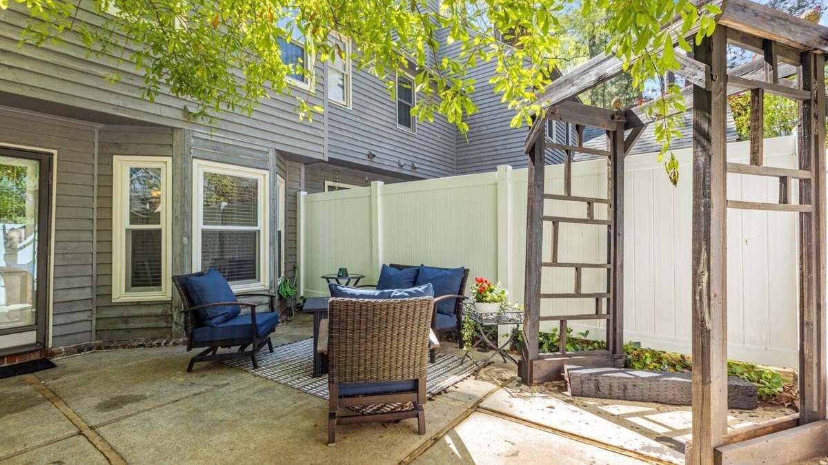 Greenville House | Charming 3-bedroom 2.5-bathroom townhome with WiFi and AC in Greenville