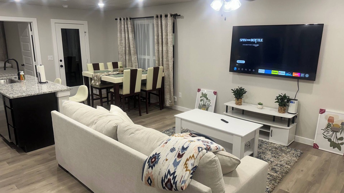 Odessa House | Charming 3-bedroom, 6 beds, 2 bathroom, house with AC and WiFi in awesome Odessa