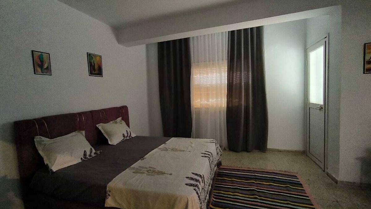 Pic ville Apartment | Charming 3-bedroom Apartment in Cité Habib, Sfax, Tunisia With TV and AC 🌿