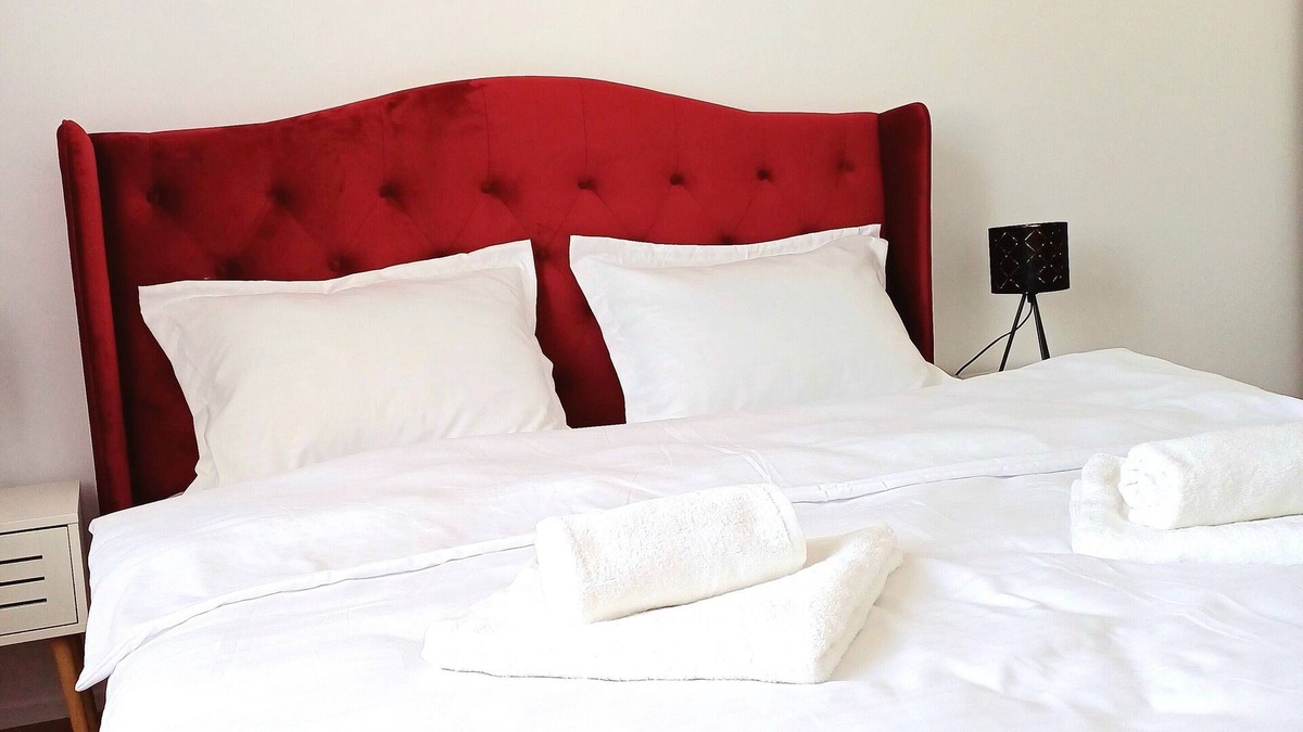 Dej Apartment | Charming 3-bedroom apartment in delightful Dej with WiFi.