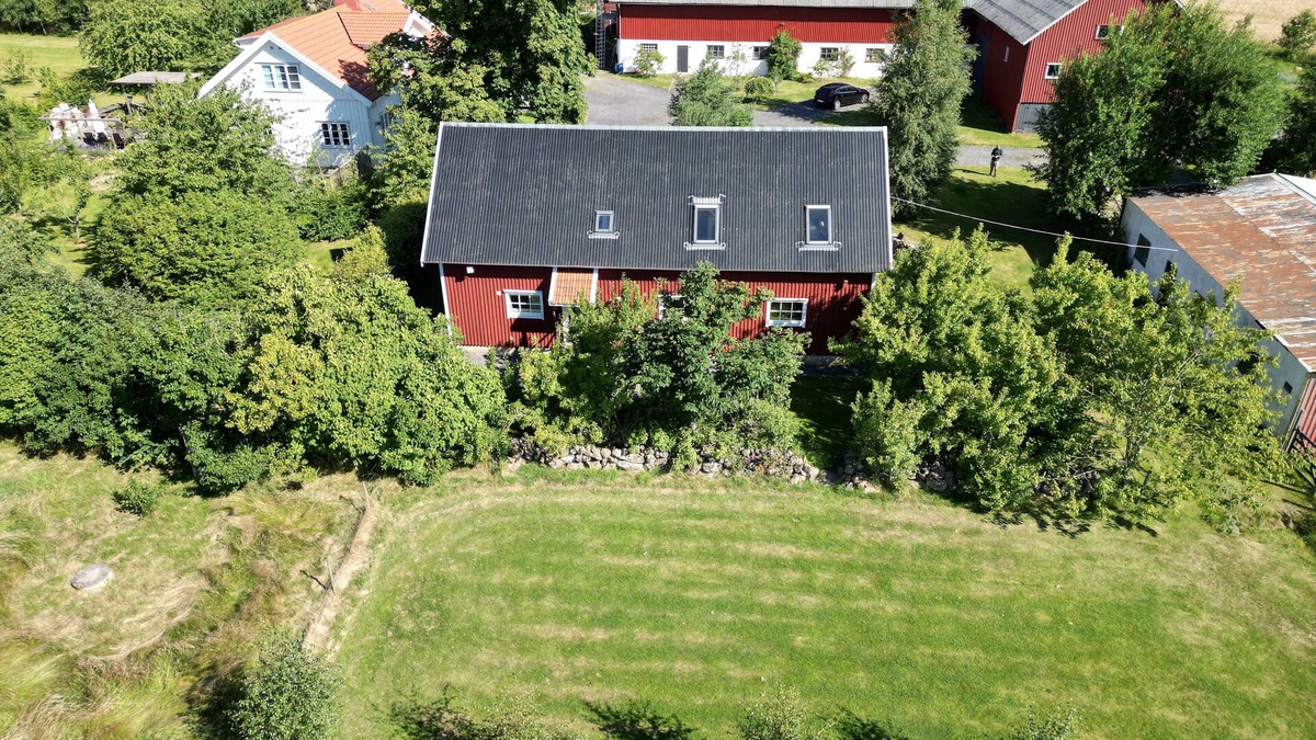 Varberg Municipality House | Charming 3-bedroom Barn Conversion on a Picturesque Farm Outside Varberg