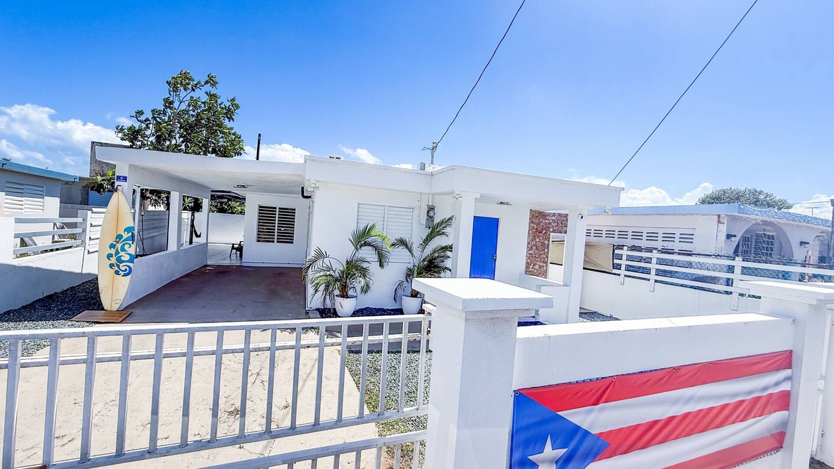 Jarealito House | Charming 3-bedroom Beach House with AC and WiFi near Arecibo's best beaches.