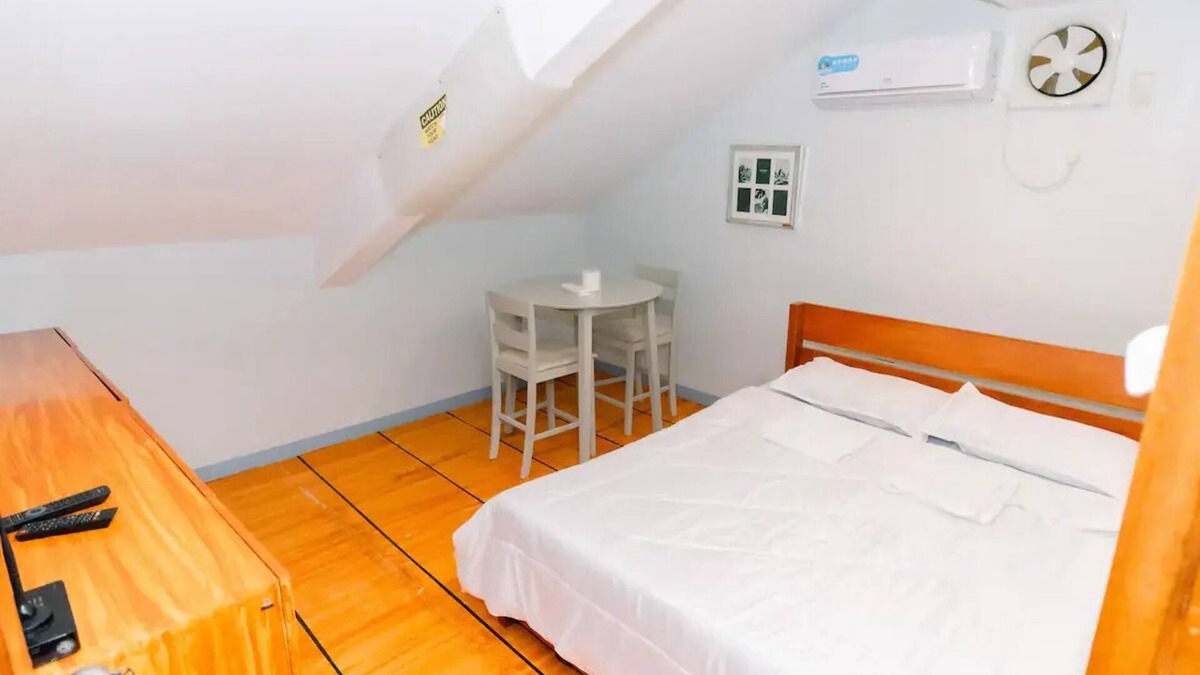 Caloocan Apartment | Charming 3 bedroom boutique, bathtub, 180sq.metersnn