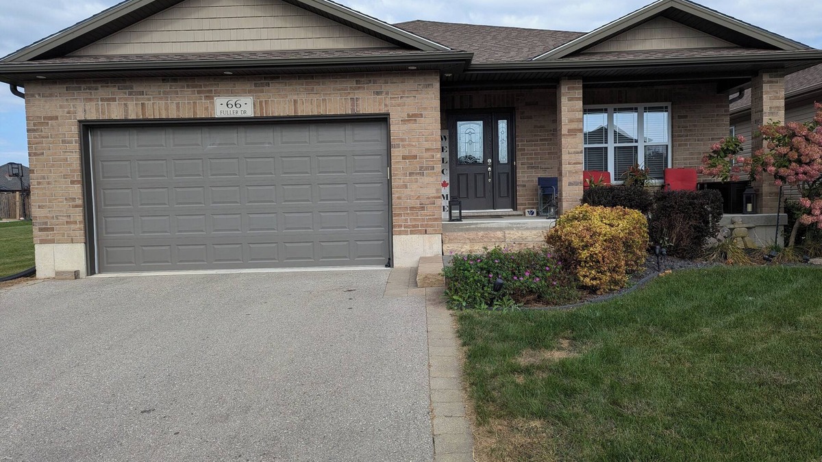 South-West Oxford House | Charming 3-bedroom bungalow in Ingersoll. Perfect for extended stay!