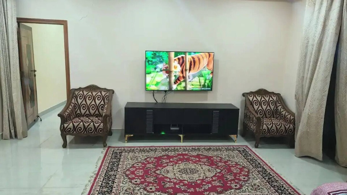 Hyderabad House | Charming 3-bedroom building with WiFi and AC in awesome Hyderabad