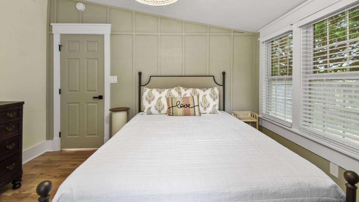 Berryville Cottage | Charming 3-bedroom cottage in farm & wine country