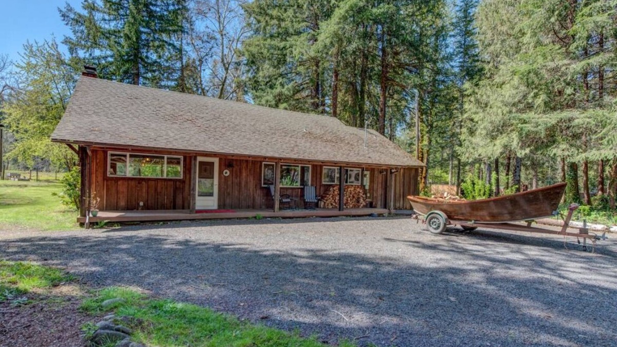 Blue River Cabin | Charming 3-bedroom cabin on Dearborn Island with WiFi, AC, Hot Tub