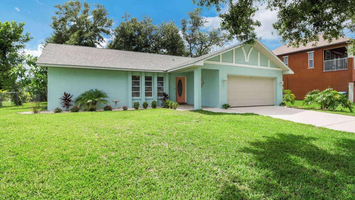 Pelican House | Charming 3 bedroom Cozy Cottage in Cape Coral with Hot Tub