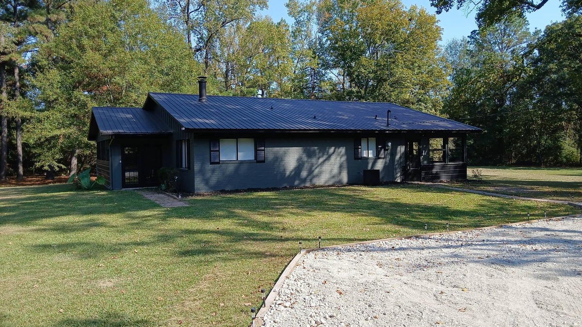 New Boston House | Charming 3-bedroom country house in New Boston. Privacy & relaxation unmatched.