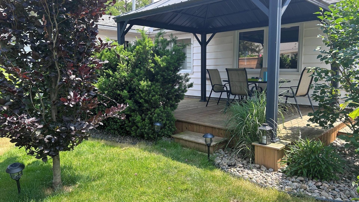 Chatham-Kent Cottage | Charming 3 bedroom cottage, canal access to lake St Clair, family & pet friendly