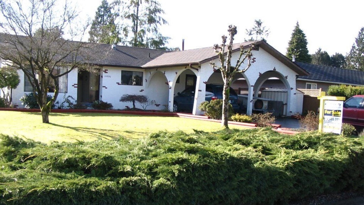 Pitt Meadows Villa | Charming 3 bedroom bungalow with fenced yard and RV + 3 vehicle parking