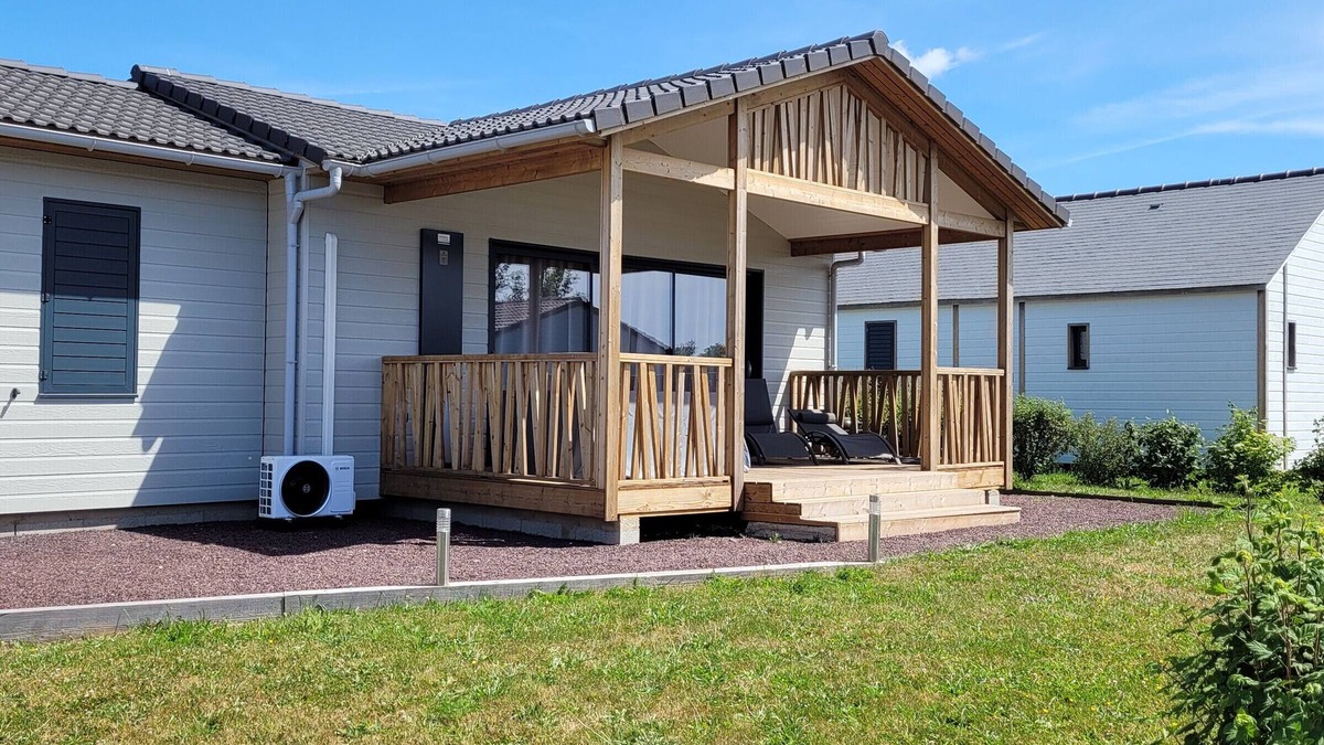 Marzan Ski Chalet | Charming 3-Bedroom Chalet with Heated Pool, Near Morbihan Coast