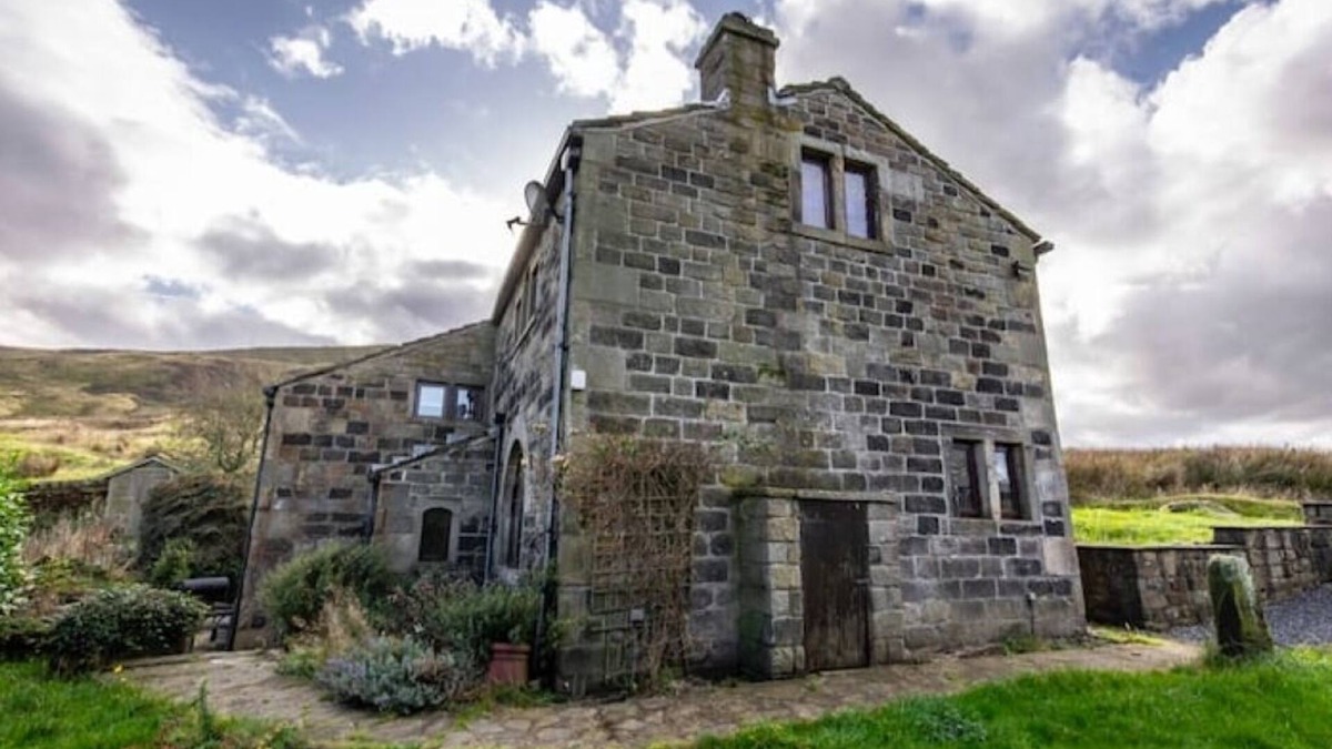 Lumbutts Cottage | Charming 3-bedroom cottage in lovely Todmorden with WiFi