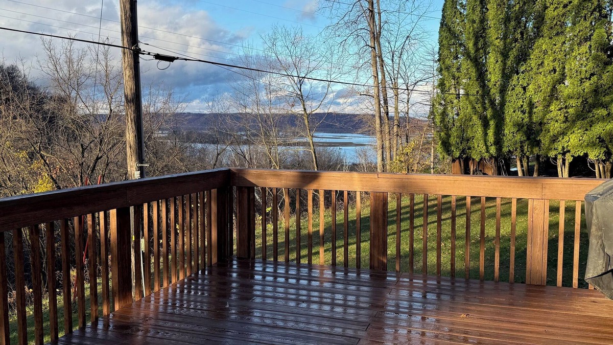 Lansing Cottage | Charming 3-bedroom cottage with a river view in the bluffs just south of Lansing