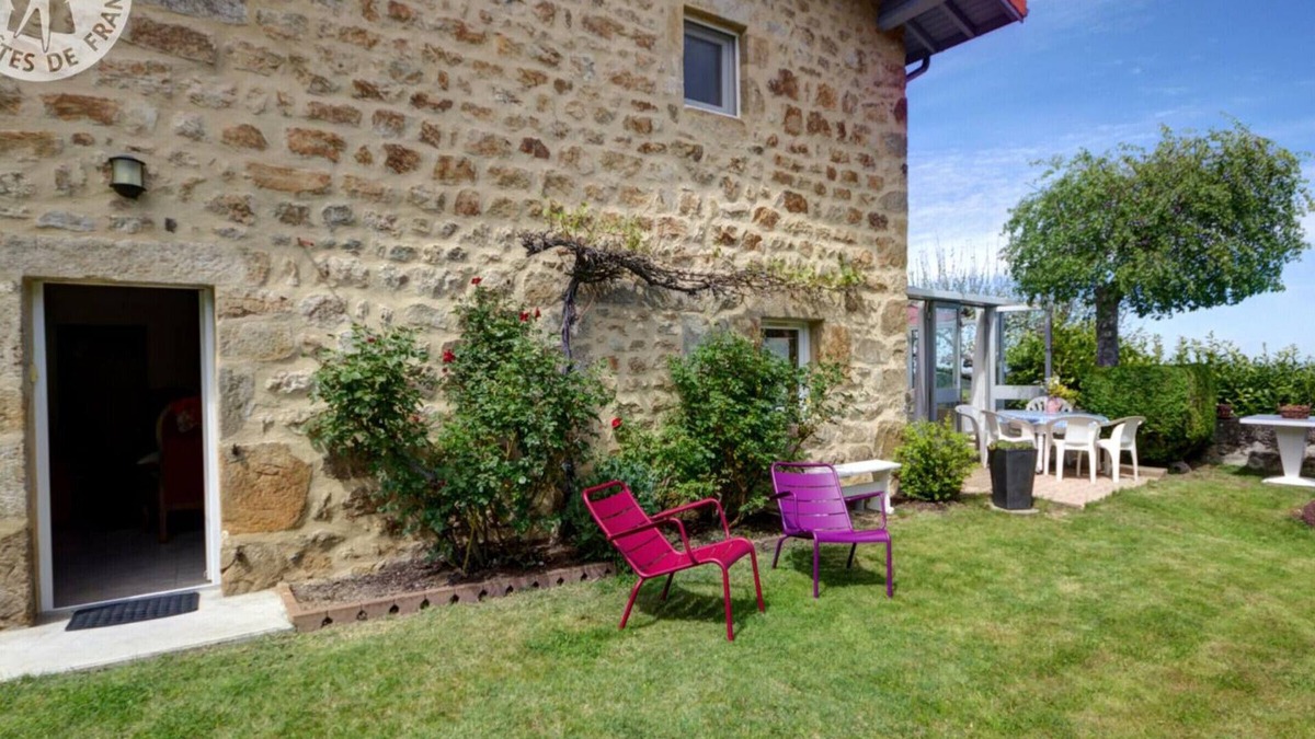 Marols Cottage | Charming 3-Bedroom Cottage with Fireplace, WiFi, and Garden in Artistic Loire Village