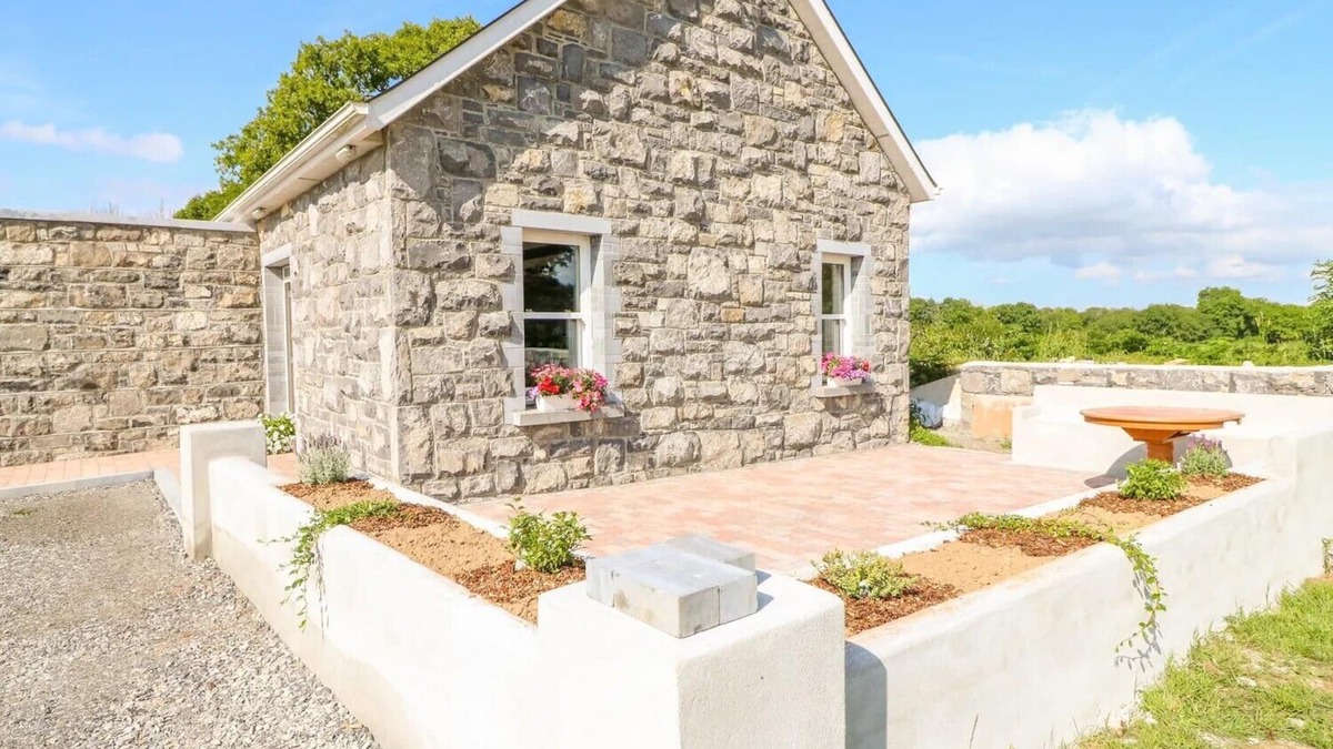 Dromineer Cottage | Charming 3-bedroom cottage in Dromineer, Lough Derg with WiFi