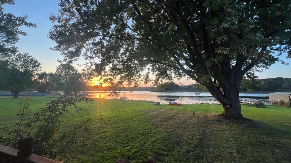Linden Cottage | Charming 3-bedroom cottage on the lake in lovely Linden with a beautiful view!