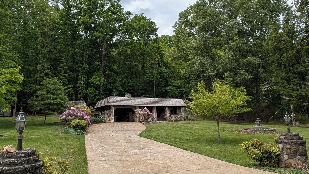 Oak Grove Cottage | Charming 3-bedroom cottage with lake access, dock, WiFi at Boone Lake