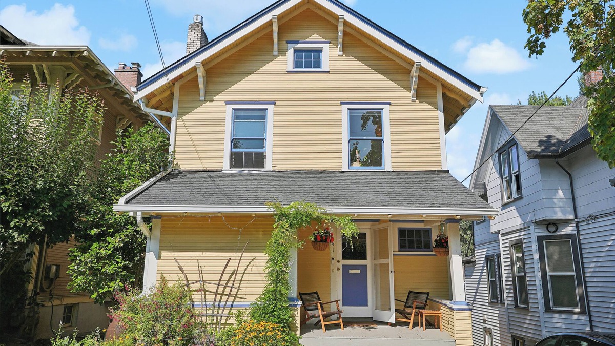 Belmont House | Charming 3-bedroom Craftsman house in Laurelhurst