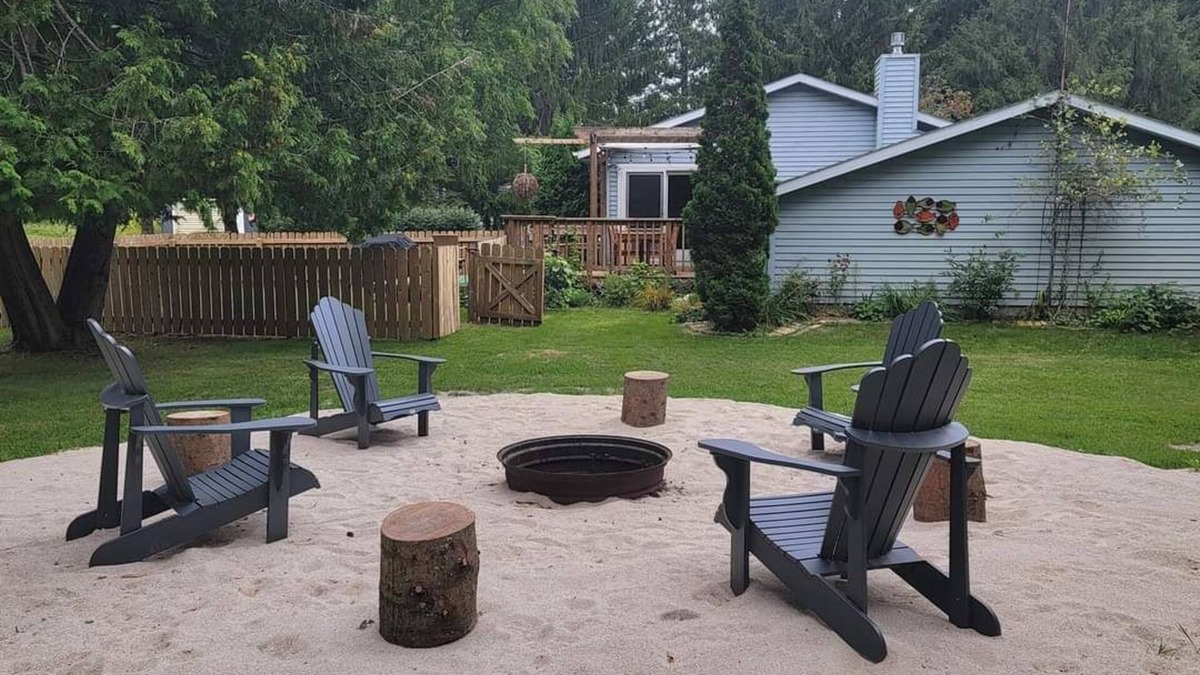 Two Rivers House | Charming 3-bedroom dog friendly home on 5 acres in Two Rivers.