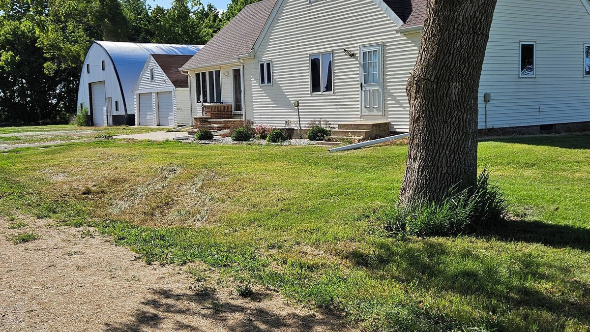 Luverne Other | Charming 3-bedroom farmhouse by Luverne with WiFi and AC