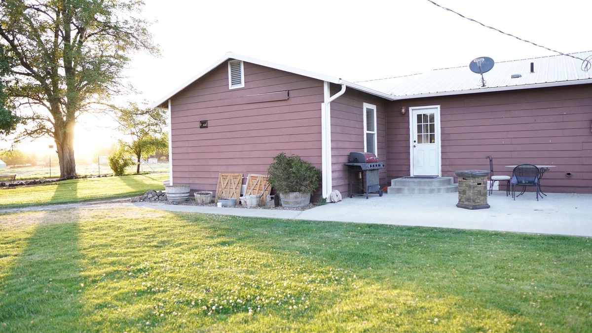 Prosser Other | Charming 3-bedroom farmhouse in rural Prosser