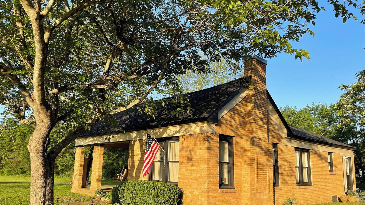 Cayuga Other | Charming 3-bedroom farmhouse with AC and WiFi in Athens