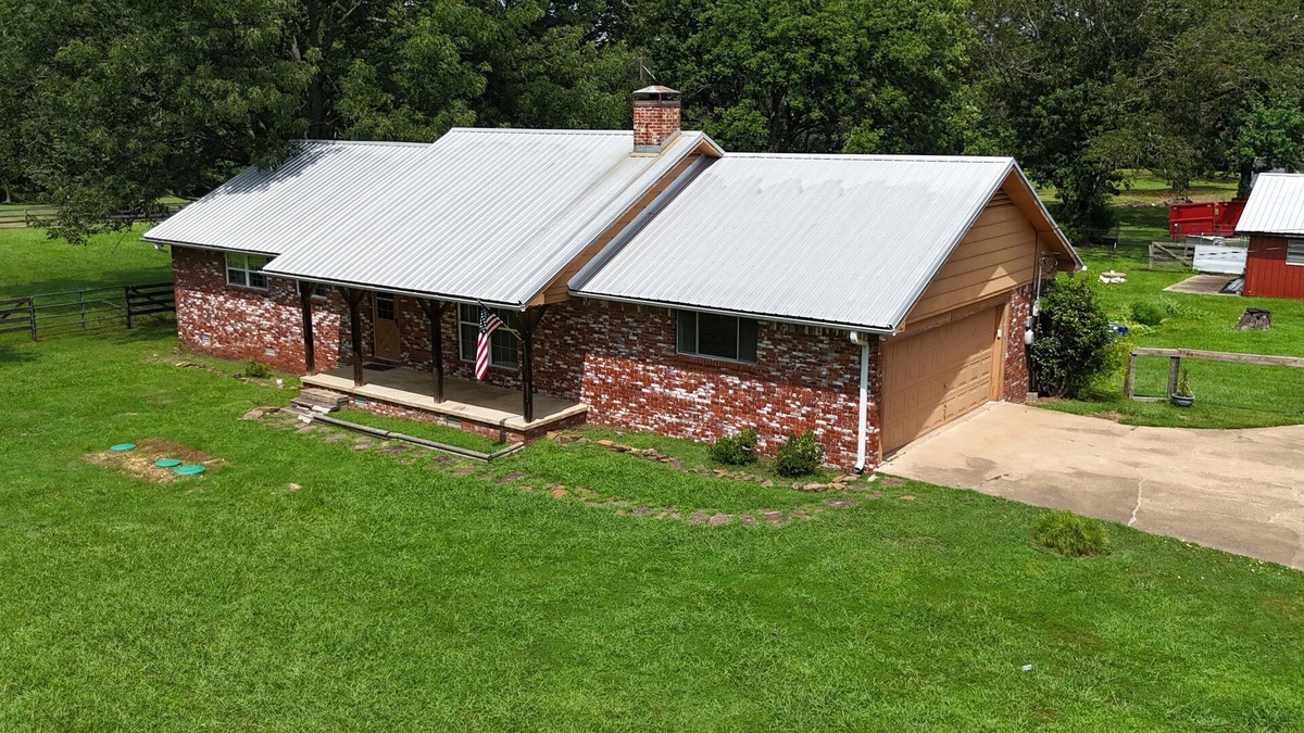 Salem Other | Charming 3-bedroom farmhouse with WiFi and AC in Benton - Horses Welcome!
