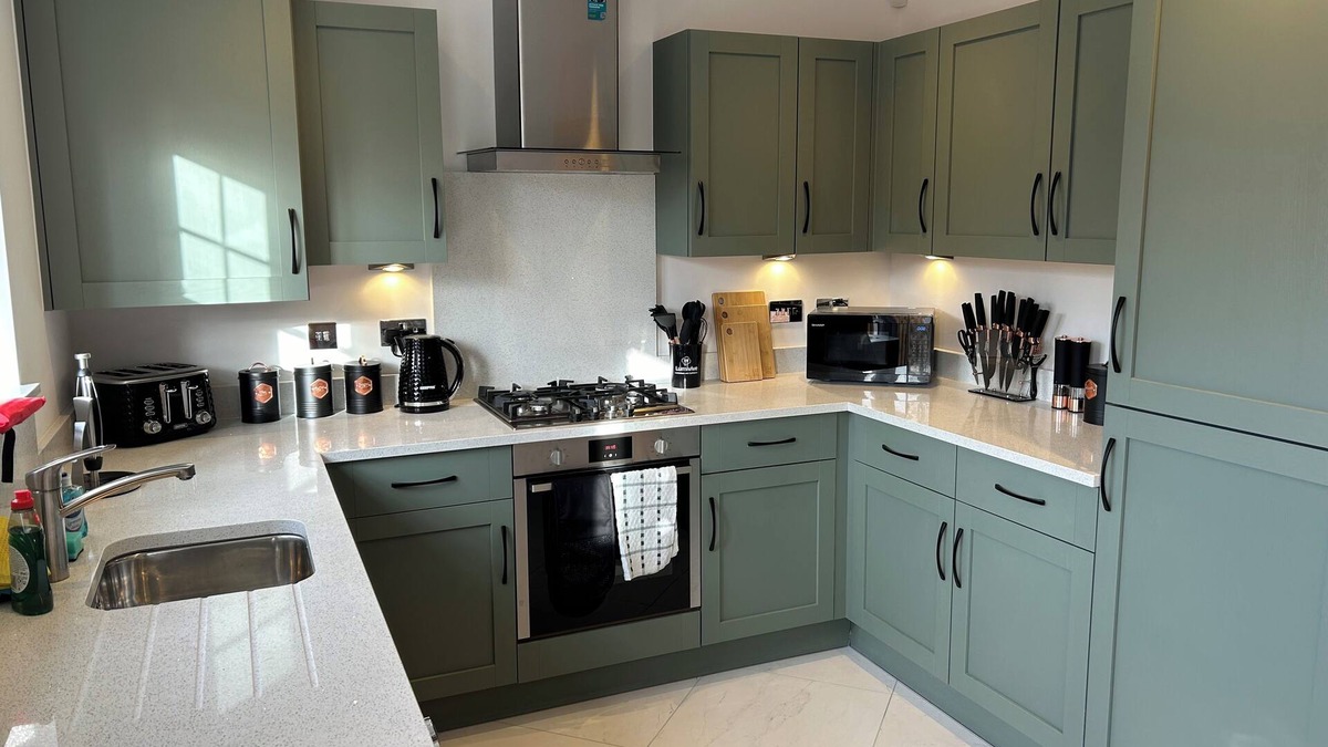 Ault Hucknall House | Charming 3-bedroom house in Van Dyk Village, Chesterfield, with WiFi and parking