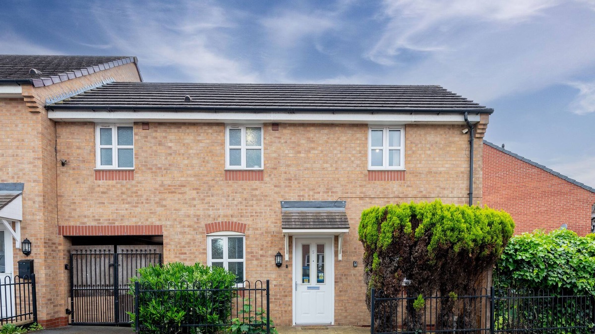 Belle Vue House | Charming 3-Bedroom Home minutes away from Etihad Stadium and Co-op Live Arena.