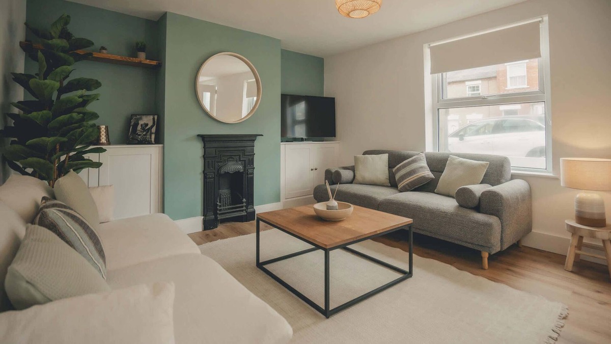 Old Trafford House | Charming 3 Bedroom Home with Garden in Banbury
