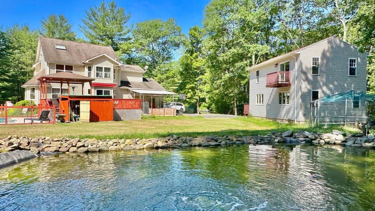 Brodheadsville Cottage | Charming 3-bedroom guest cottage in tranquil Effort with AC,Hot tub, Pool, Steam