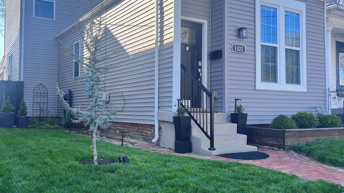 Shelby Park House | Charming 3-bedroom house in delightful Louisville with beautiful flower garden