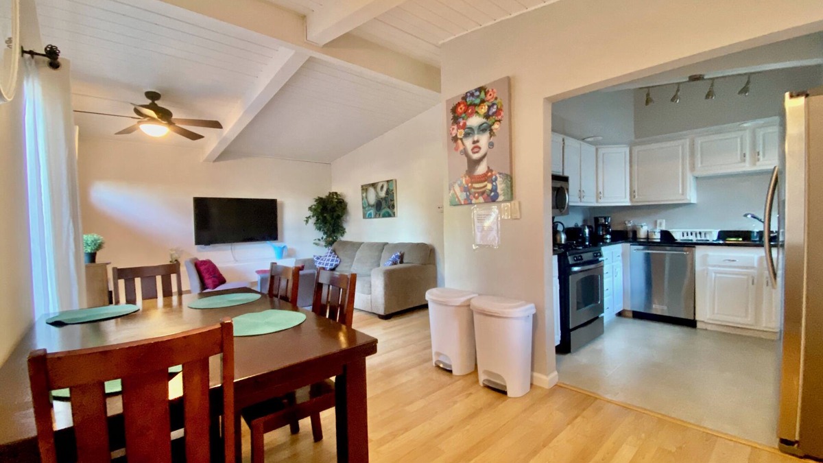 Suburban Park - Lorelei Manor - Flood Park Triangle House | Charming 3-bedroom house with AC, WiFi in Menlo Park
