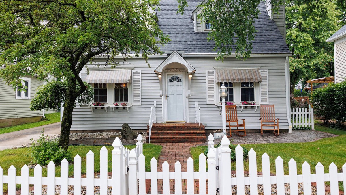 Middlebury House | Charming 3-bedroom house located on Main Street in Downtown Middlebury