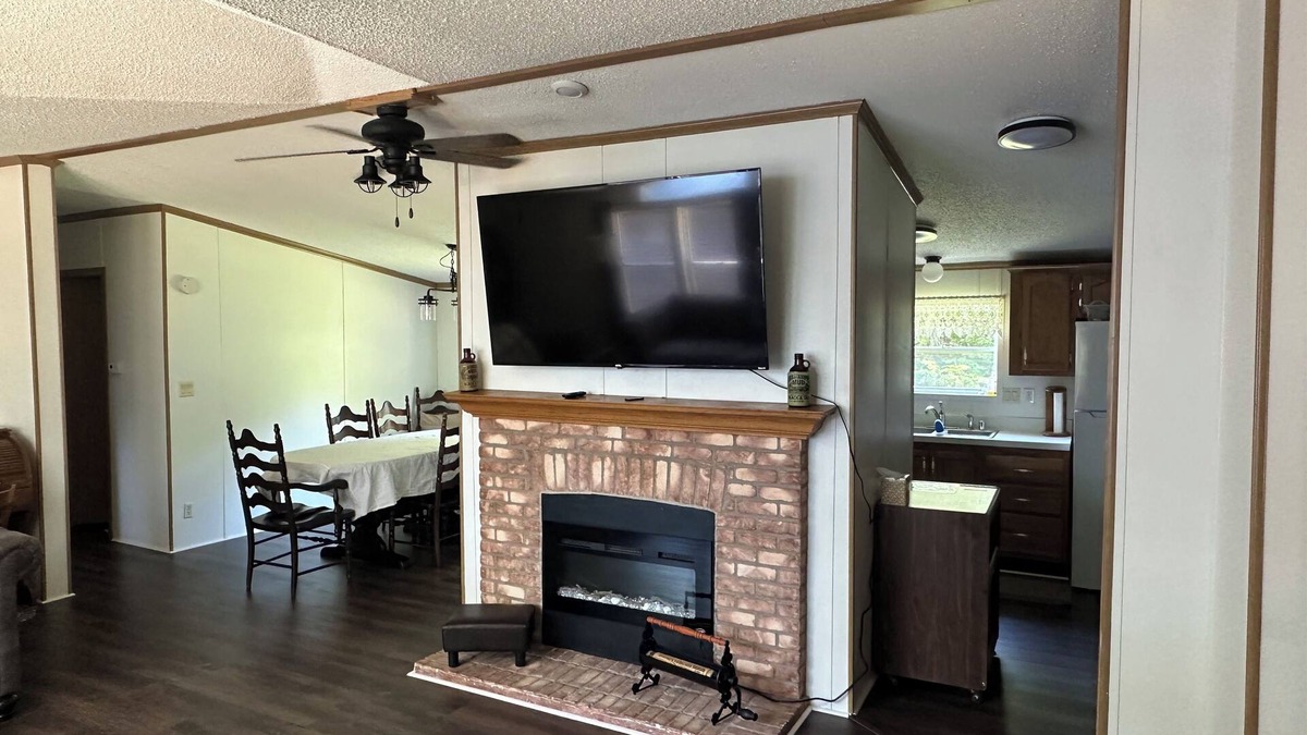 Stitzer House | Charming 3-bedroom house with WiFi, AC in Mount Hope countryside.