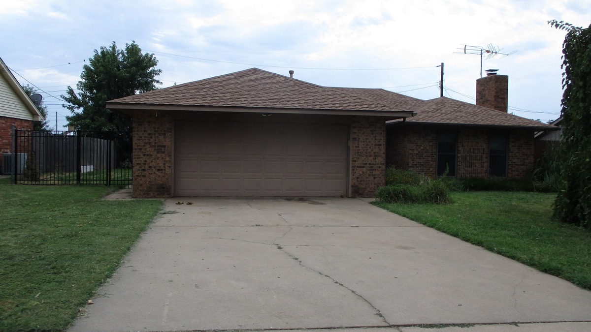 Ponca City House | Charming 3-bedroom house with WiFi , AC and Jacuzzi in Ponca City
