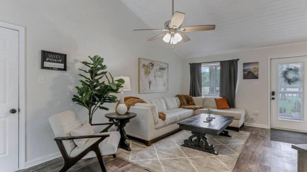 Fairfield Beach House | Charming 3-bedroom house with AC and WiFi in Thornville with Hot tube!