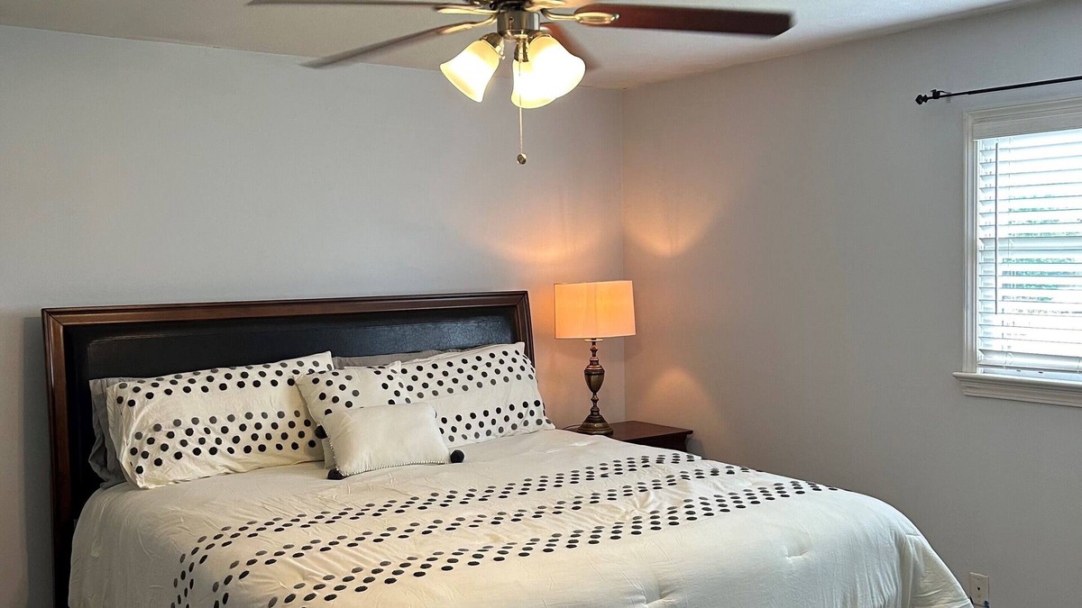 Tuscaloosa House | Charming 3-bedroom house with AC, WiFi in lovely Tuscaloosa-1 mile from campus